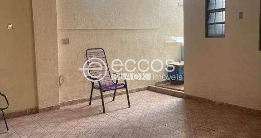 Casa à venda, 3 quartos, 1 suíte, 1 vaga, Centro - Uberlândia/MG