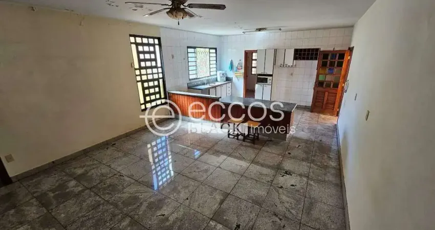 Casa à venda, 4 quartos, 4 suítes, 10 vagas, Santa Maria - UBERABA/MG
