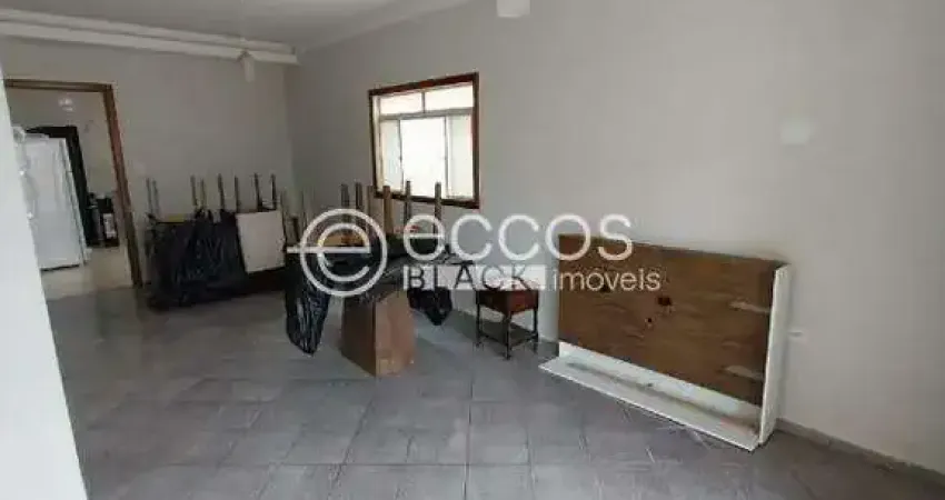 Casa à venda, 3 quartos, 1 suíte, 4 vagas, Santa Mônica - Uberlândia/MG