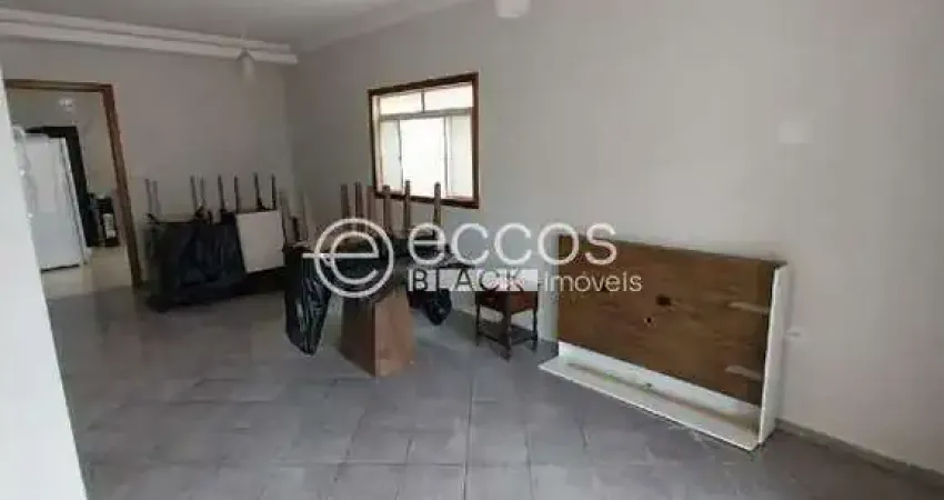 Casa à venda, 3 quartos, 1 suíte, 4 vagas, Santa Mônica - Uberlândia/MG