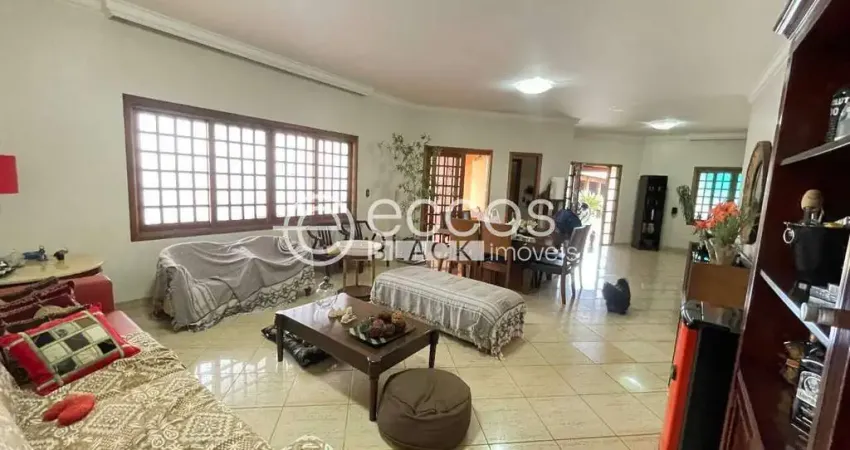 Casa à venda, 3 quartos, 3 suítes, 4 vagas, parque do mirante - uberaba/mg