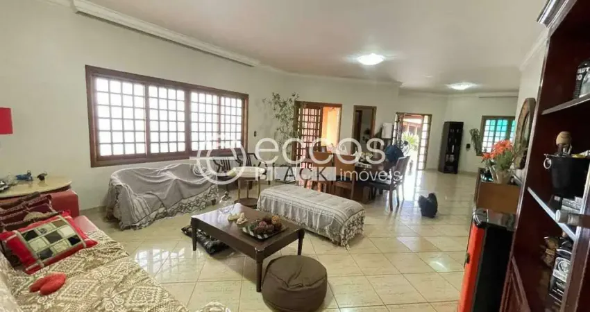 Casa à venda, 3 quartos, 3 suítes, 4 vagas, parque do mirante - uberaba/mg