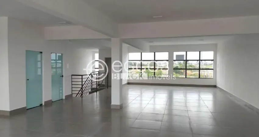 Sala comercial para alugar na Avenida dos Ferreiras, 493, Aclimação, Uberlândia