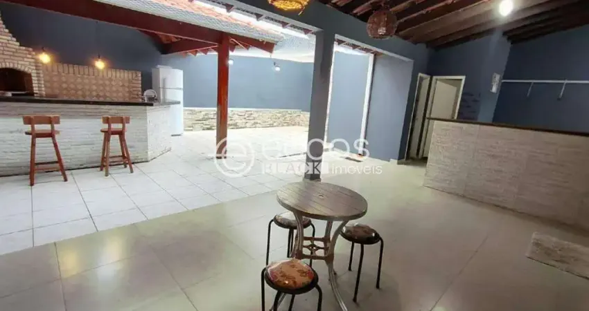 Casa para aluguel, 3 quartos, 2 suítes, 5 vagas, Vigilato Pereira - Uberlândia/MG