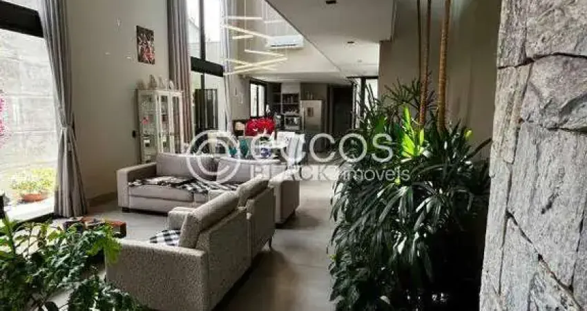 Casa à venda, 3 quartos, 3 suítes, 4 vagas, Novo Mundo - Uberlândia/MG