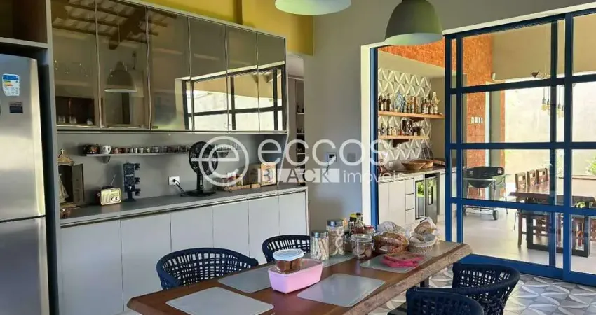 Casa à venda, 4 quartos, 4 suítes, 3 vagas, Jardim Karaíba - Uberlândia/MG