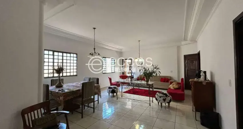 Casa à venda, 4 quartos, 4 suítes, 4 vagas, Jardim Karaíba - Uberlândia/MG