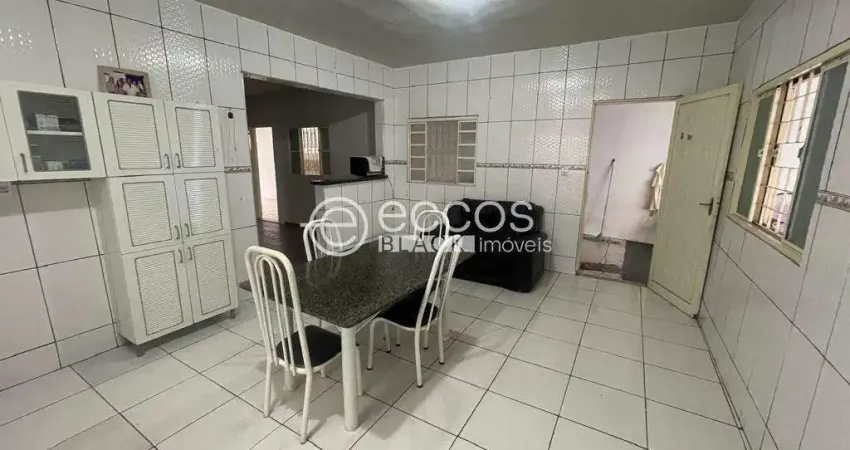 Casa à venda, 3 quartos, 4 vagas, Laranjeiras - Uberlândia/MG