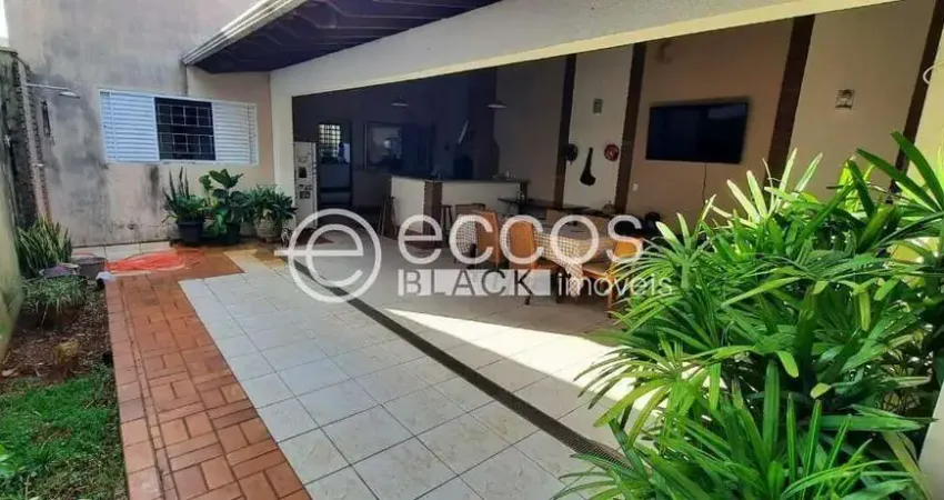 Casa com 5 quartos para alugar na Rua José Carrijo, 408, Centro, Araguari