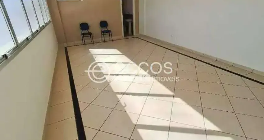 Sala comercial para alugar na Avenida Coronel Teodolino Pereira Araújo, 1336, Centro, Araguari