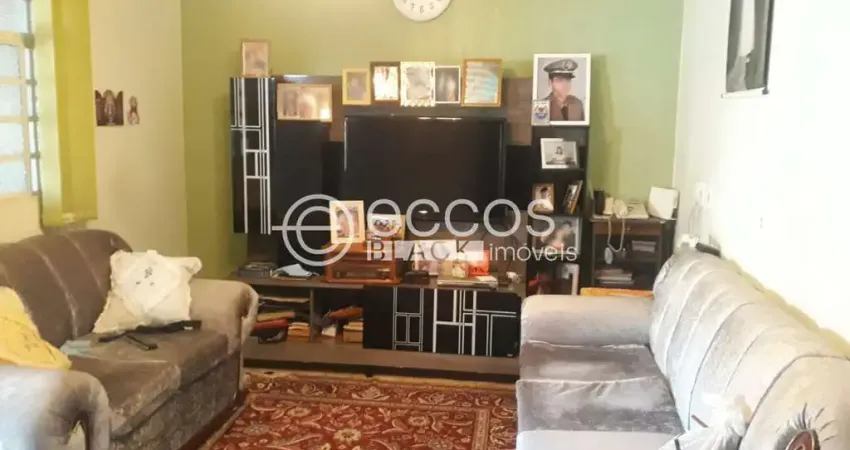 Casa com 2 quartos à venda na Rua Maurício Alves, 96, Industrial, Araguari