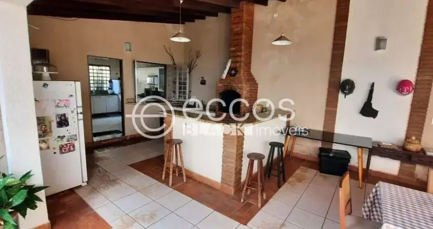 Casa à venda, 6 quartos, 1 suíte, 1 vaga, centro - araguari/mg