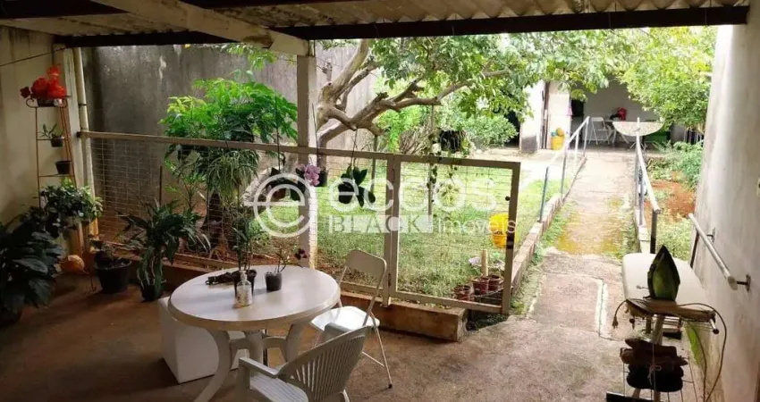 Casa com 2 quartos à venda na Rua Agripino Valeriano da Silva, Granada, Uberlândia