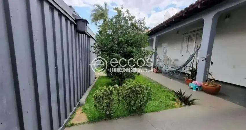 Casa para aluguel, 3 quartos, 1 suíte, 2 vagas, Cidade Jardim - Uberlândia/MG