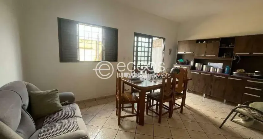 Casa à venda, 3 quartos, 1 suíte, 2 vagas, Laranjeiras - Uberlândia/MG