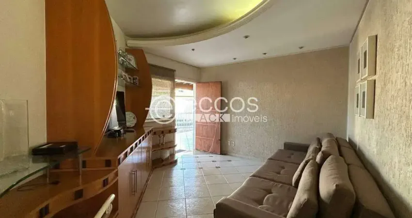 Casa à venda, 3 quartos, 1 suíte, 3 vagas, Santa Mônica - Uberlândia/MG