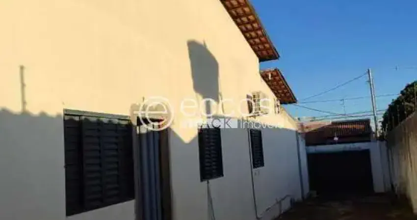 Casa à venda, 3 quartos, 1 suíte, 2 vagas, industrial - araguari/mg