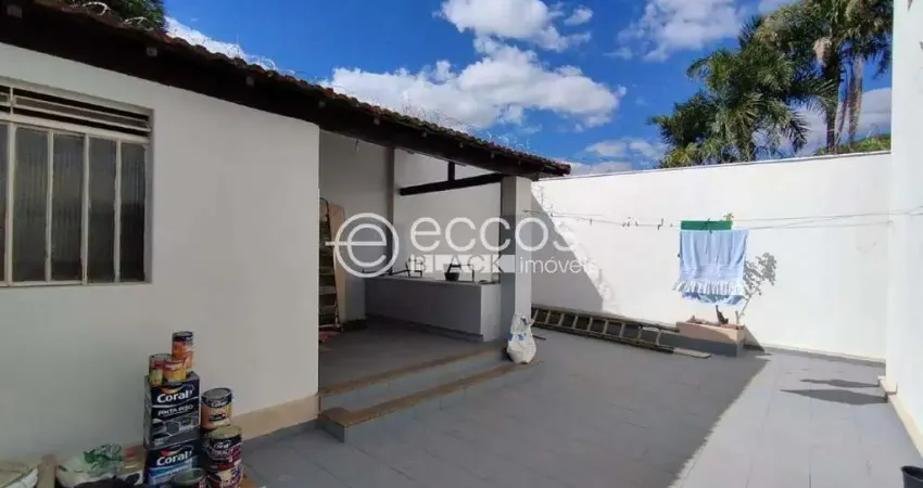 Casa à venda, 6 quartos, 1 suíte, 2 vagas, FABRÍCIO - UBERABA/MG