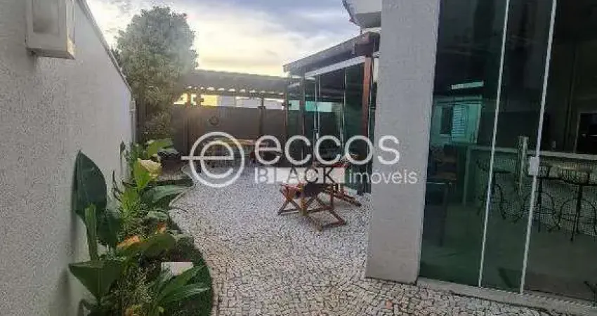 Casa em condomínio à venda, 5 quartos, 4 suítes, 2 vagas, Aclimação - Uberlândia/MG