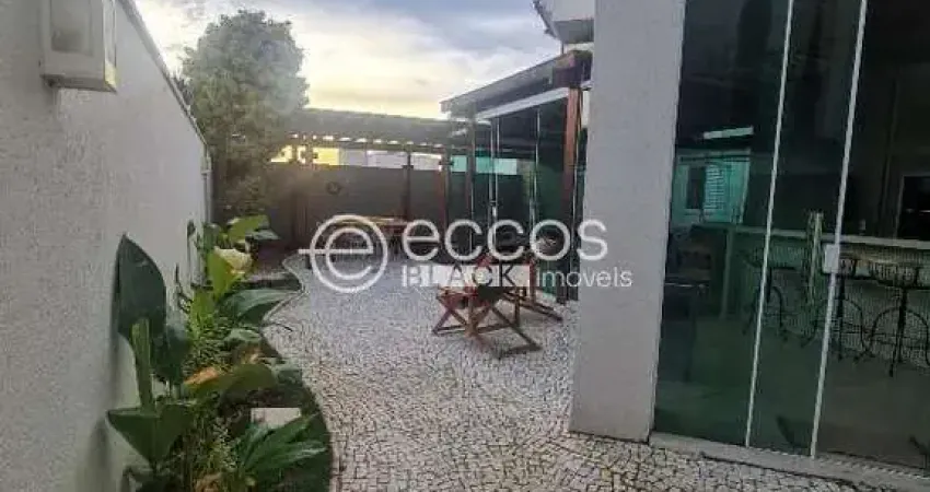 Casa em condomínio à venda, 5 quartos, 4 suítes, 2 vagas, aclimação - uberlândia/mg
