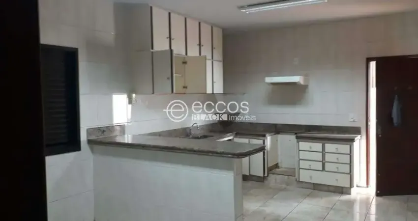 Casa para aluguel, 7 quartos, 1 suíte, 4 vagas, Cidade Jardim - Uberlândia/MG