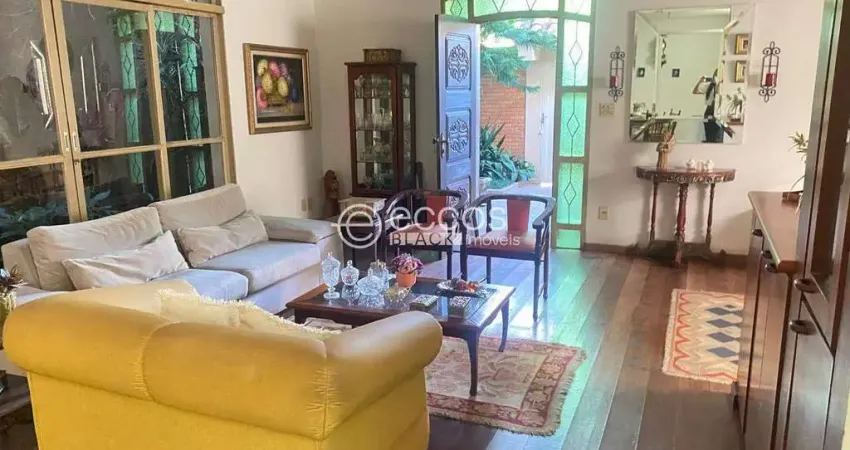 Casa à venda, 3 quartos, 3 suítes, 3 vagas, Jardim Karaíba - Uberlândia/MG