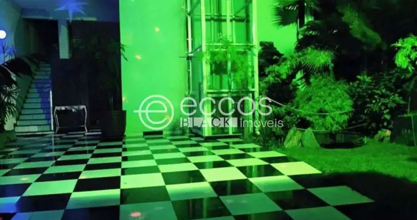 Prédio à venda na Rua Célio Pontes, 307, São Jorge, Uberlândia