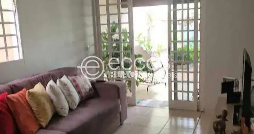 Casa à venda, 2 quartos, 3 vagas, Granada - Uberlândia/MG