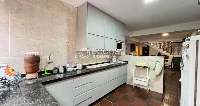 Casa à venda, 7 quartos, 2 suítes, 8 vagas, Serra - Belo Horizonte/MG