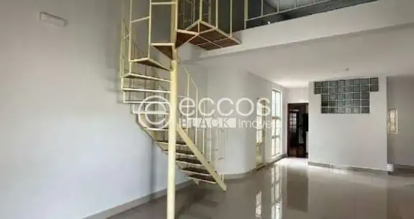 Casa para aluguel, 4 quartos, 2 suítes, 6 vagas, Santa Mônica - Uberlândia/MG