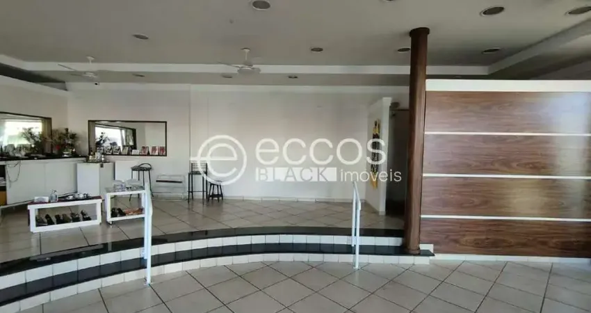 Casa comercial para alugar na Avenida Alberto Martins Fontoura Borges, 281, São Benedito, Uberaba