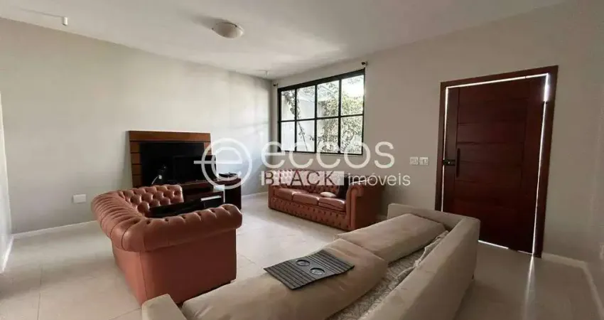 Casa para aluguel, 4 quartos, 1 suíte, 6 vagas, Jardim Karaíba - Uberlândia/MG