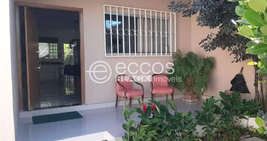 Casa à venda, 2 quartos, 1 suíte, 4 vagas, interlagos 3 - araguari/mg