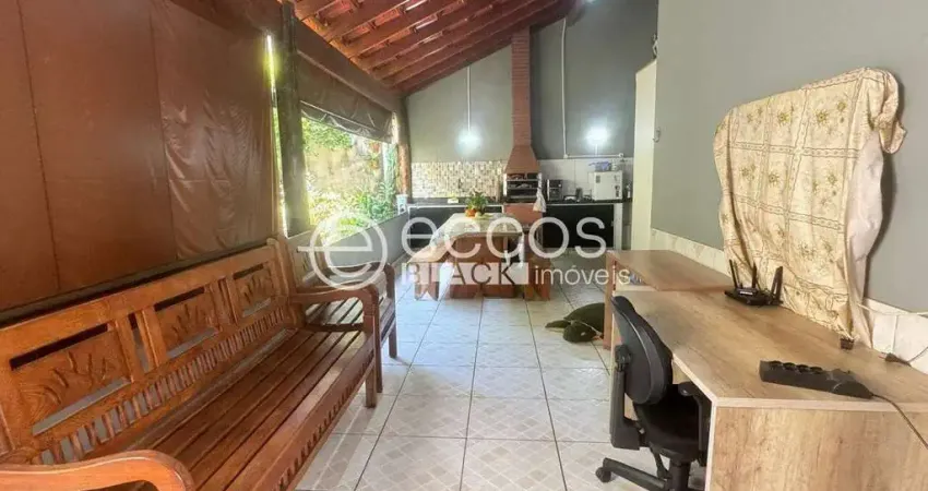 Casa com 3 quartos à venda na Rua José Honorato Mendes, 116, Taiaman, Uberlândia