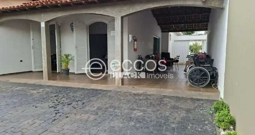 Casa à venda, 8 quartos, 2 suítes, 5 vagas, osvaldo rezende - uberlândia/mg