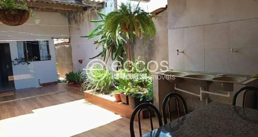 Casa com 3 quartos à venda na Rua Bárbara Cirina da Silva, Conjunto Ouro Verde, Araguari