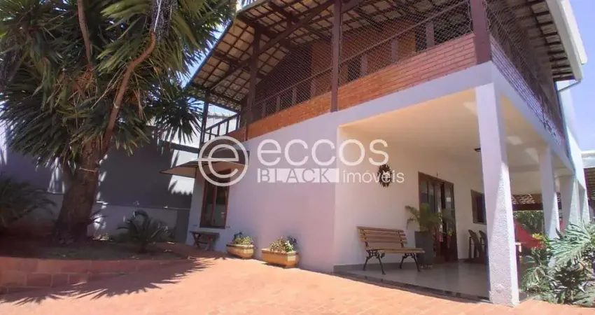 Casa à venda, 4 quartos, 2 suítes, 5 vagas, Cidade Jardim - Uberlândia/MG