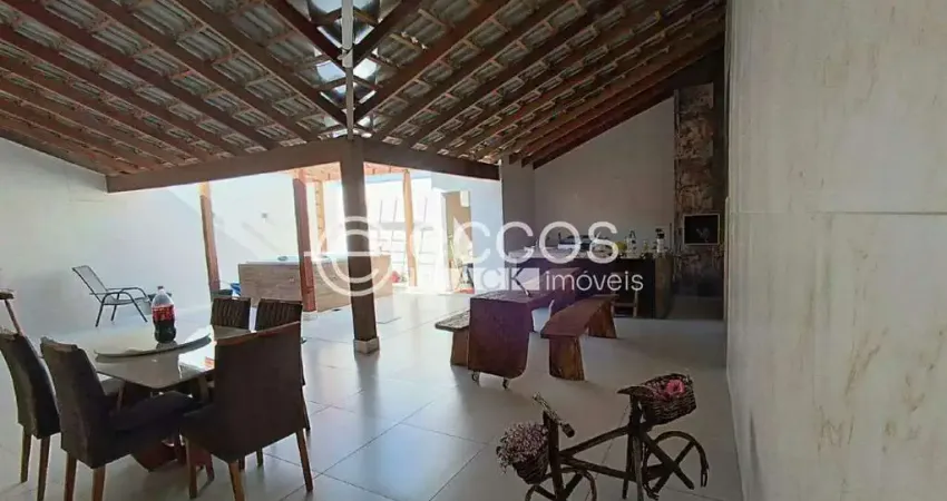 Casa à venda, 3 quartos, 1 suíte, 4 vagas, Jardim Europa - Uberlândia/MG