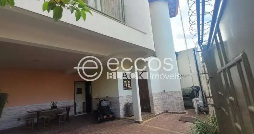 Casa à venda, 3 quartos, 1 suíte, 2 vagas, centro - araguari/mg