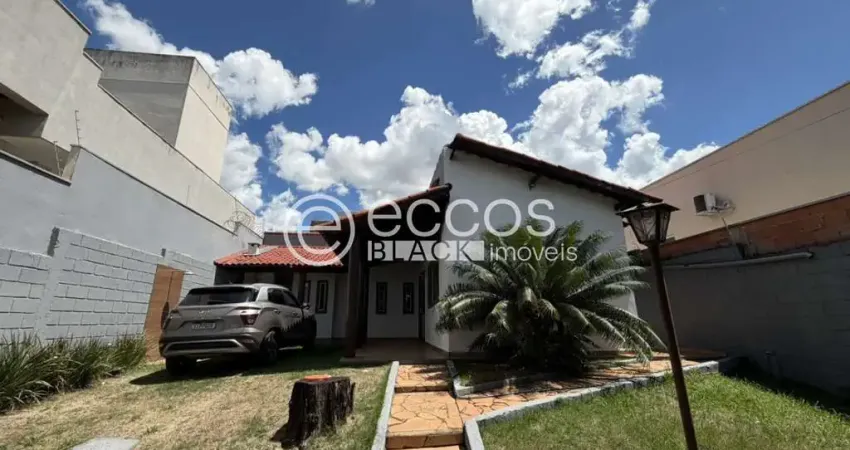 Casa para aluguel, 3 quartos, 1 suíte, 4 vagas, Jardim Karaíba - Uberlândia/MG
