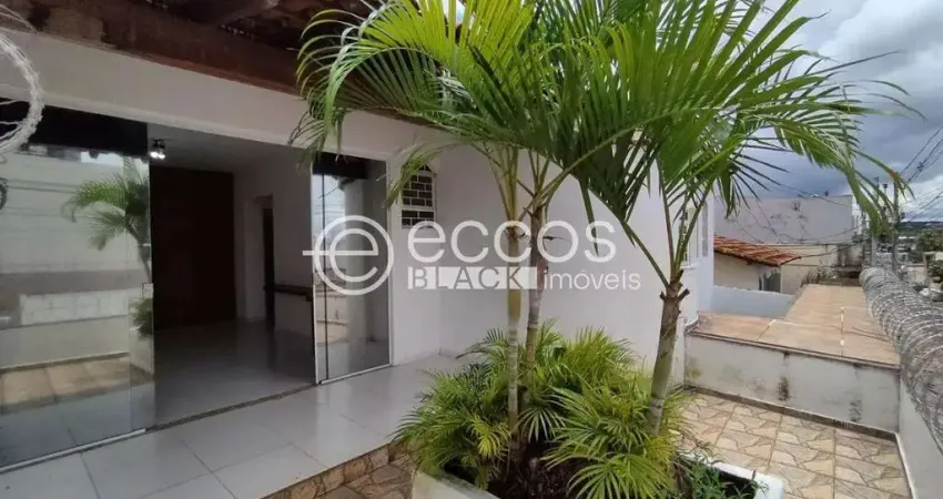 Casa para aluguel, 3 quartos, 1 suíte, 4 vagas, Tabajaras - Uberlândia/MG