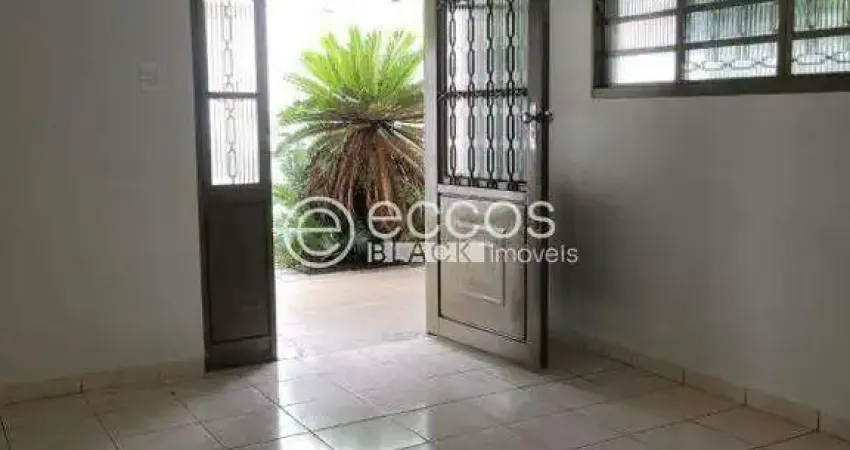 Casa à venda, 3 quartos, 1 suíte, 2 vagas, Santa Mônica - Uberlândia/MG