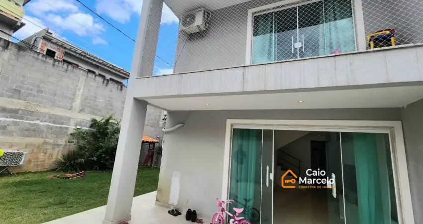 Casa duplex contemporânea em condomínio fechado com energia solar e lazer
