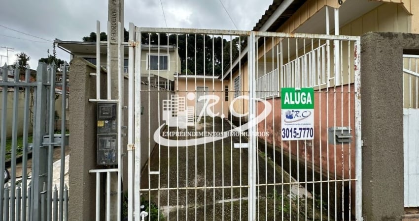 RC Imóveis aluga casa de fundos no Tatuquara