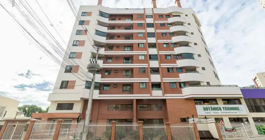Linda cobertura a poucos passos do Jardim Botânico de Curitiba.