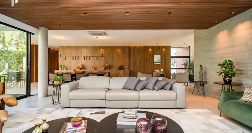 Residência conta com 701 m  de terreno e 562 m  de área privativa em alphaville