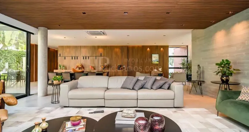 Residência conta com 701 m  de terreno e 562 m  de área privativa em alphaville