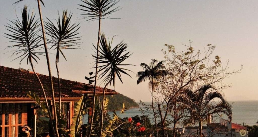 Casa na Praia da Enseada com belíssima vista mar.
