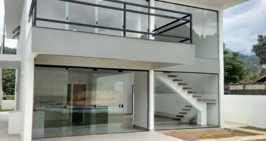 Casa nova com piscina em condomínio fechado em Ubatuba!
