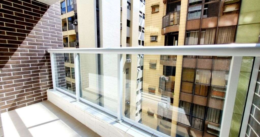 Apartamento reformado com 2 dormitórios na quadra da praia, À VENDA na Aparecida
